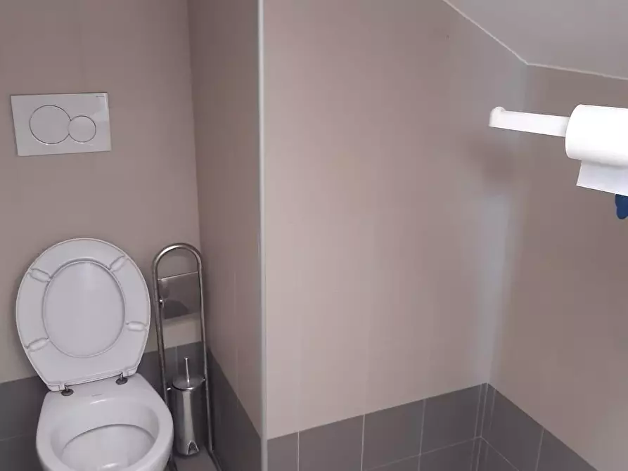 Immagine 6 di Negozio in vendita  a Pontedera