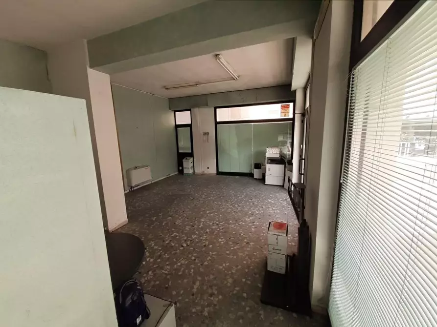 Immagine 2 di Negozio in vendita  a Pontedera
