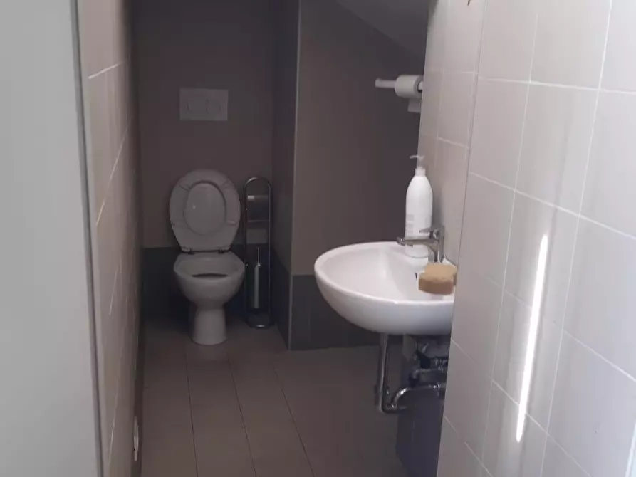 Immagine 7 di Negozio in vendita  a Pontedera