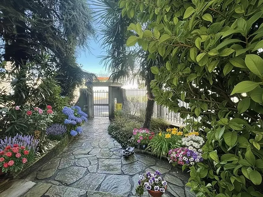 Immagine 2 di Villa in vendita  a Solbiate Olona
