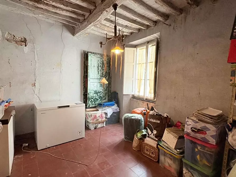Immagine 12 di Appartamento in vendita  a Lucca