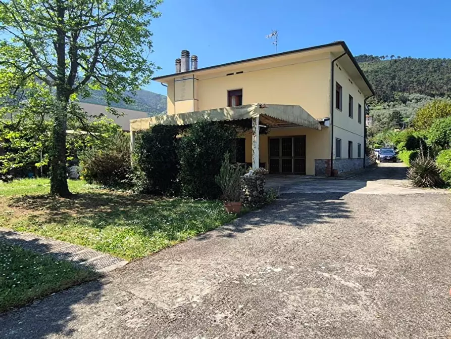 Immagine 35 di Villa in vendita  a Capannori