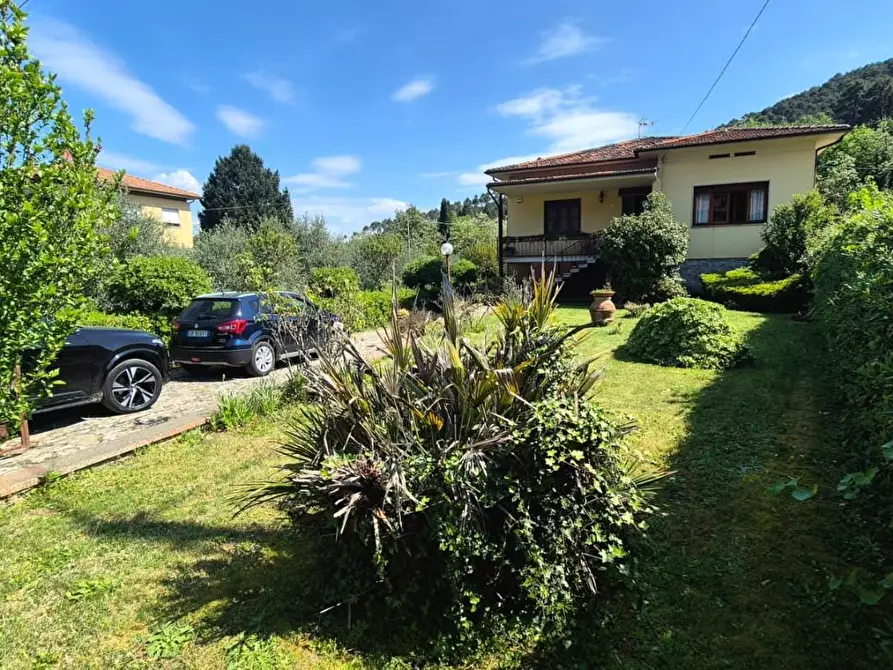 Immagine 3 di Villa in vendita  a Capannori