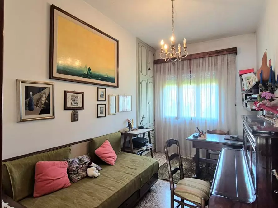 Immagine 25 di Villa in vendita  a Capannori