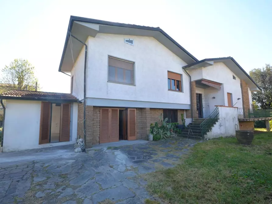 Immagine 1 di Villa in vendita  a Lucca