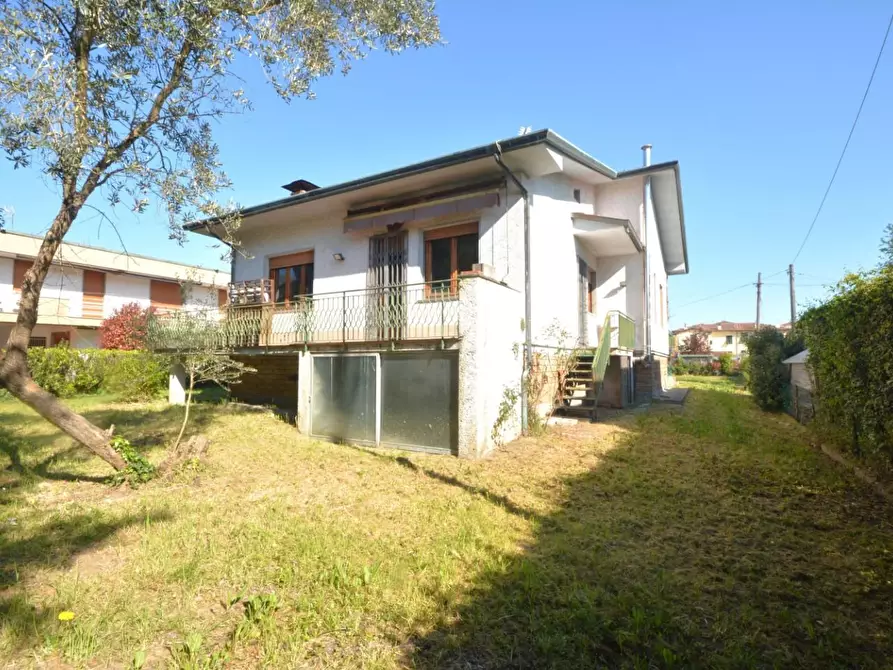 Immagine 3 di Villa in vendita  a Lucca