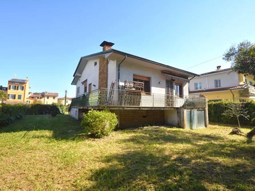 Immagine 2 di Villa in vendita  a Lucca