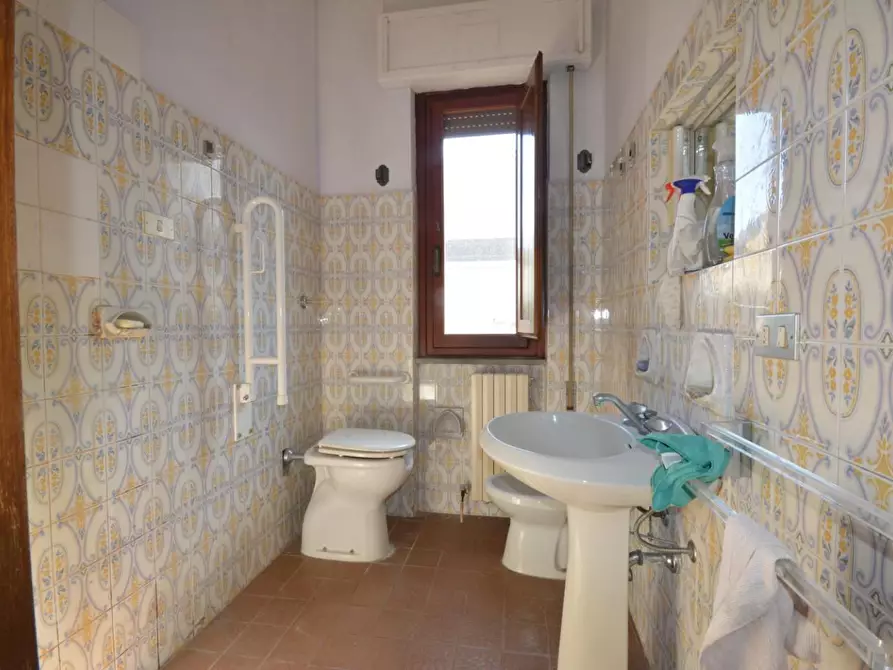 Immagine 19 di Villa in vendita  a Lucca