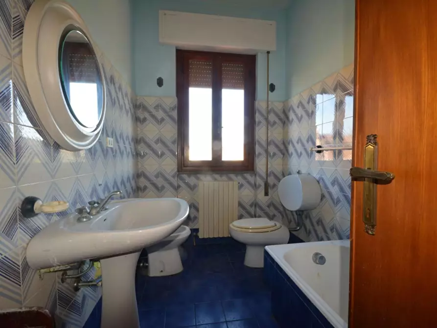 Immagine 16 di Villa in vendita  a Lucca