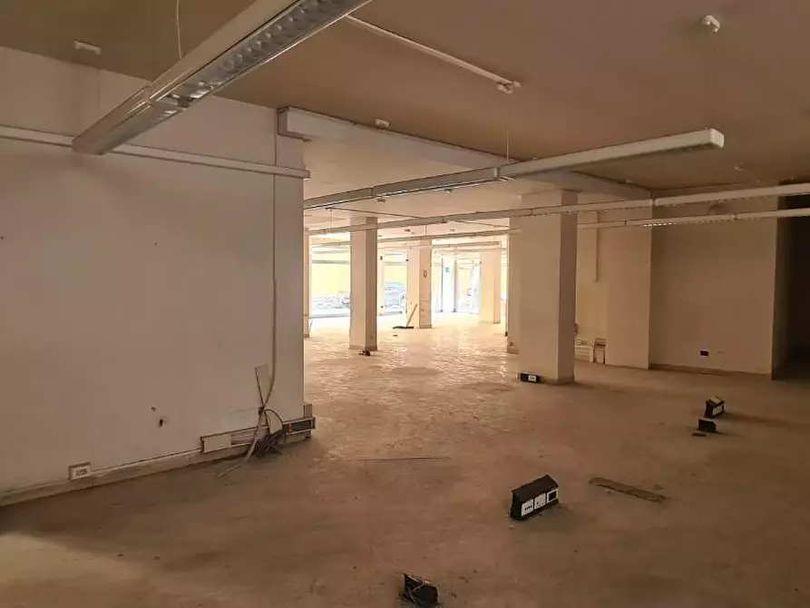 Immagine 4 di Locale commerciale in vendita  a Carrara