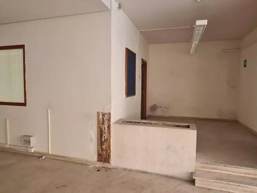 Immagine 3 di Locale commerciale in vendita  a Carrara