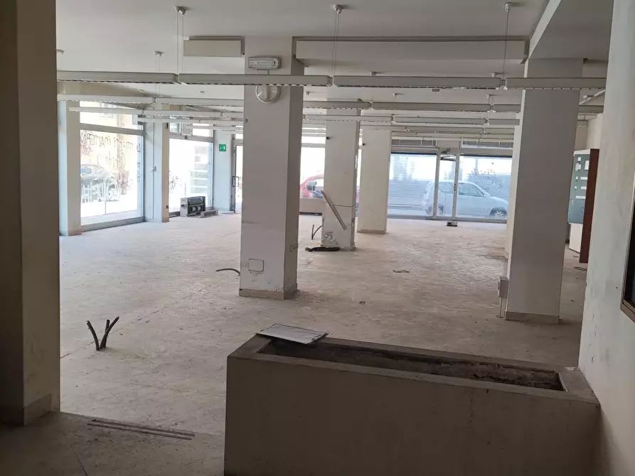 Immagine 9 di Locale commerciale in vendita  a Carrara