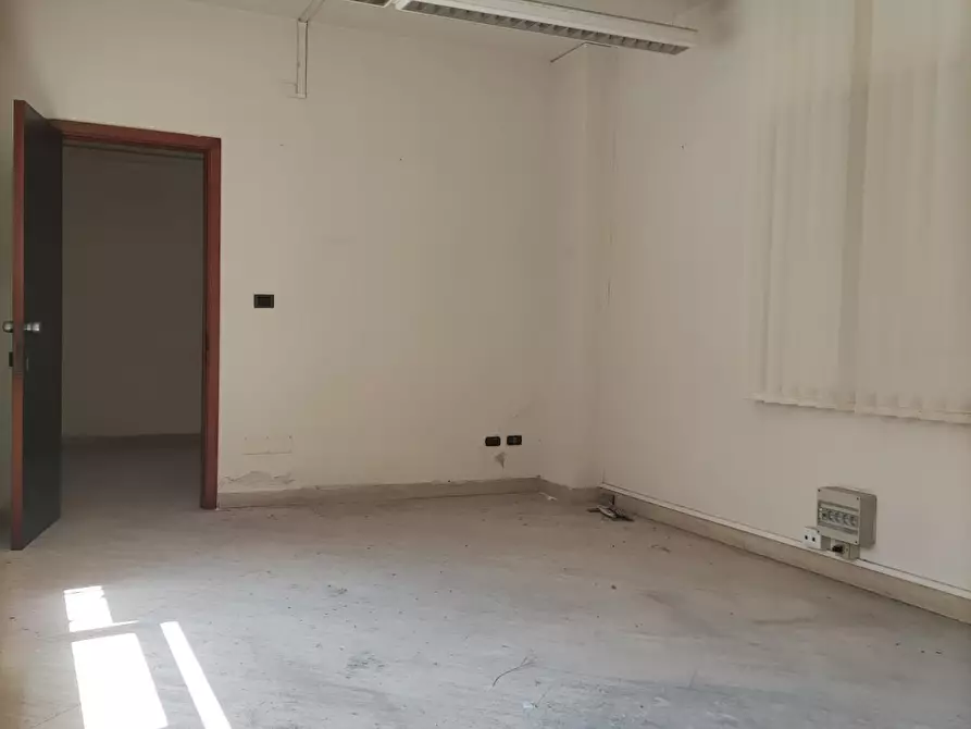 Immagine 8 di Locale commerciale in vendita  a Carrara