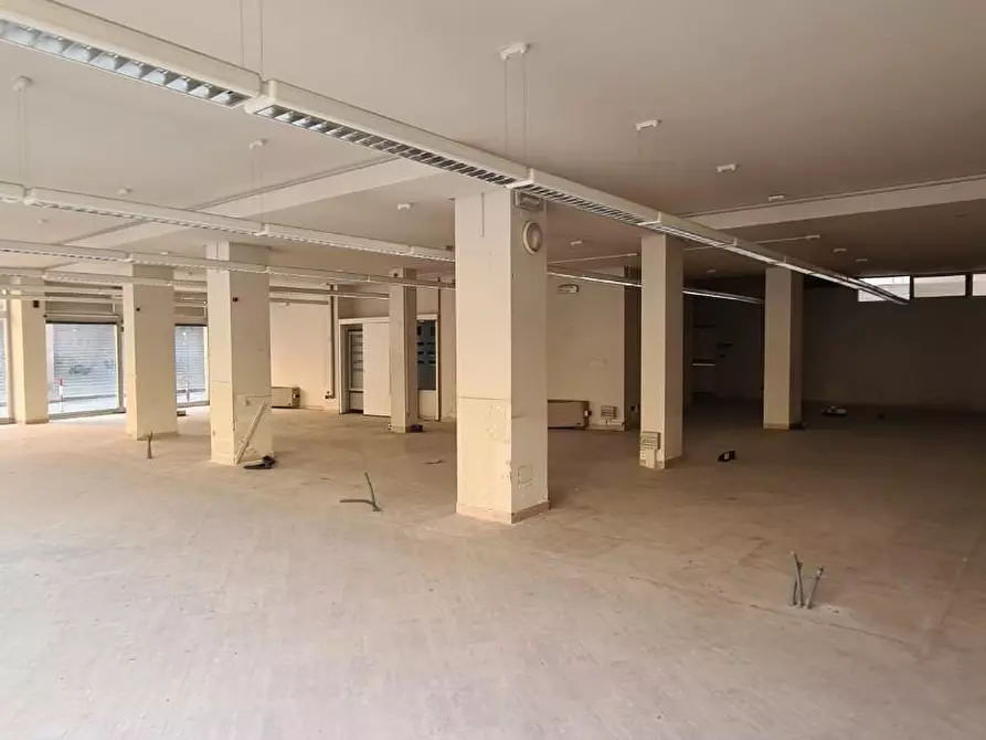 Immagine 2 di Locale commerciale in vendita  a Carrara