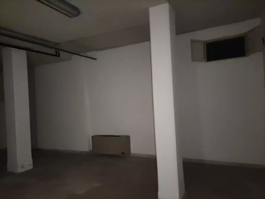 Immagine 5 di Locale commerciale in vendita  a Carrara