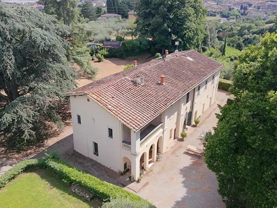 Immagine 11 di Villa in vendita  a Siena
