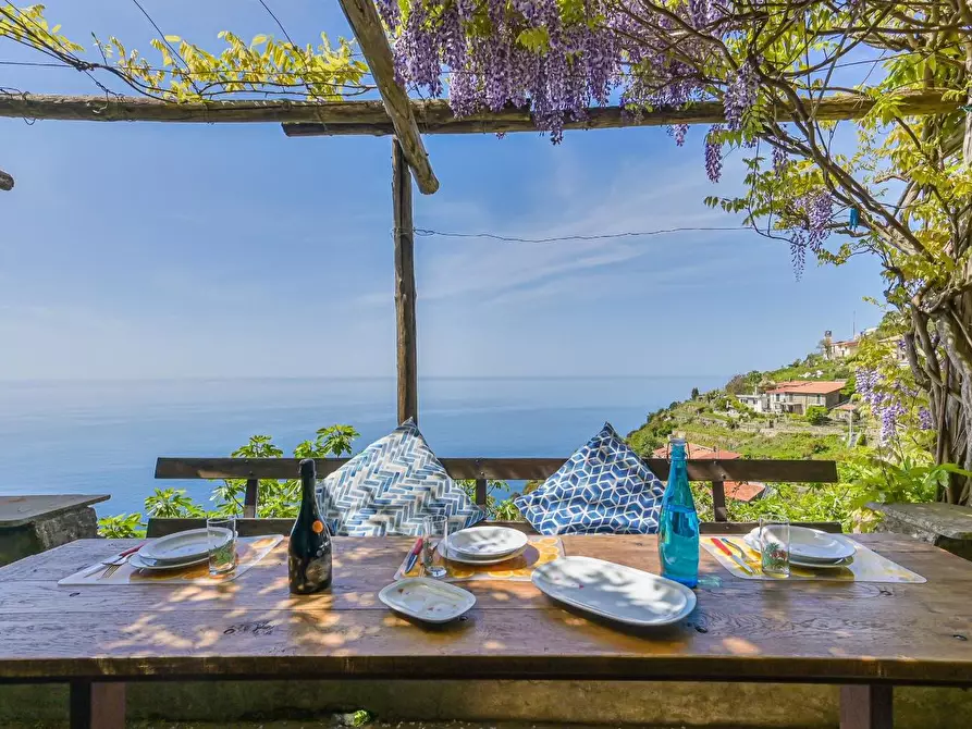 Immagine 1 di Casa colonica in vendita  a La Spezia