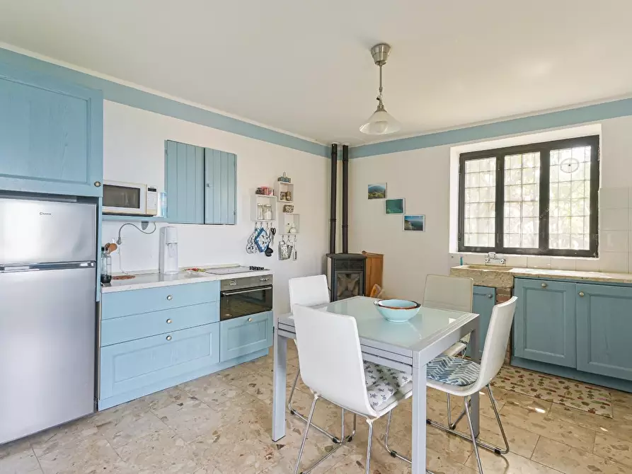 Immagine 8 di Casa colonica in vendita  a La Spezia