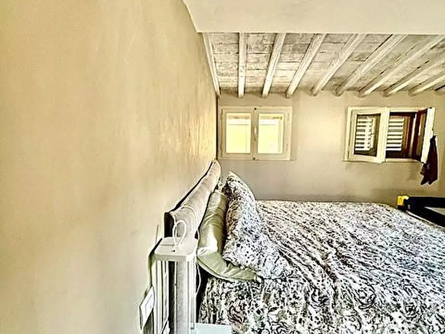 Immagine 35 di Appartamento in vendita  a Siena