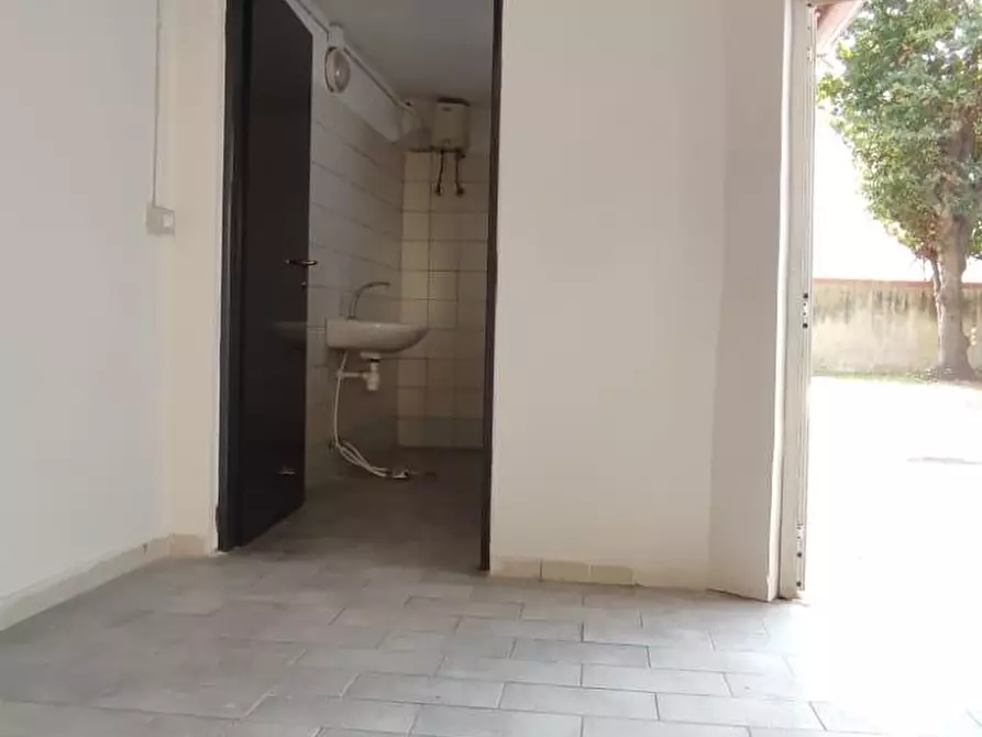 Immagine 14 di Locale commerciale in affitto  a Livorno
