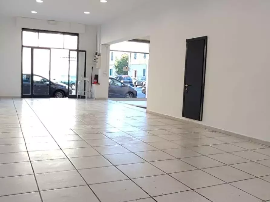Immagine 10 di Locale commerciale in affitto  a Livorno