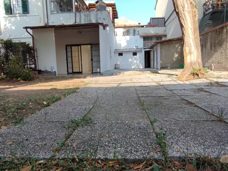 Immagine 20 di Locale commerciale in affitto  a Livorno