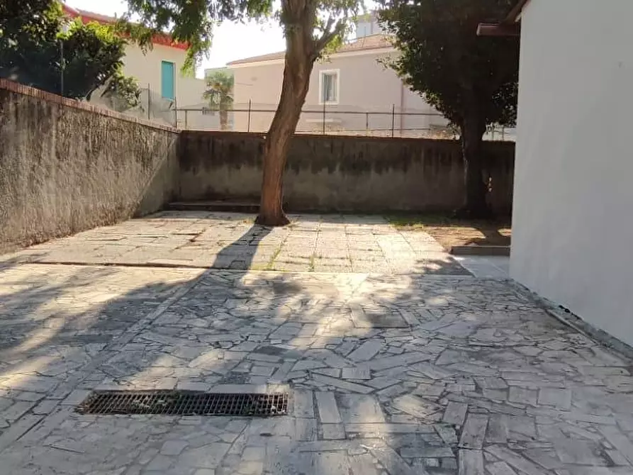 Immagine 18 di Locale commerciale in affitto  a Livorno
