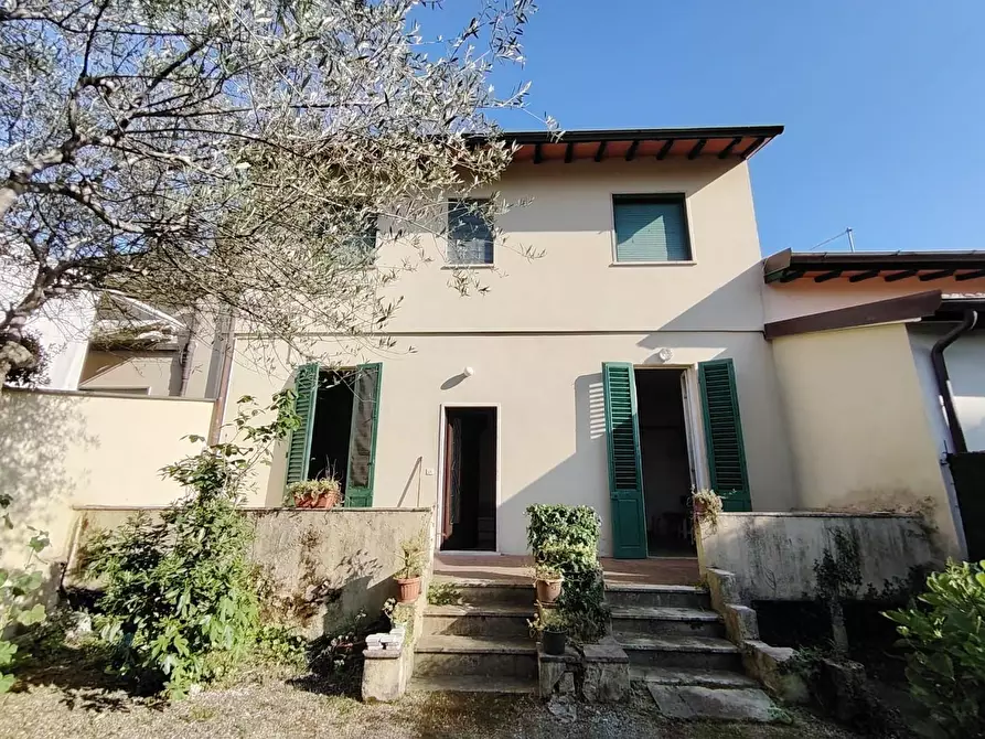 Immagine 1 di Villetta a schiera in vendita  a Pietrasanta