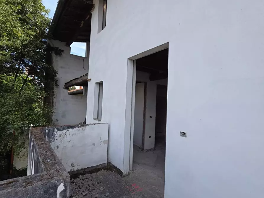 Immagine 1 di Casa semindipendente in vendita  a Lucca