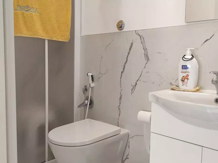 Immagine 16 di Appartamento in vendita  a Livorno