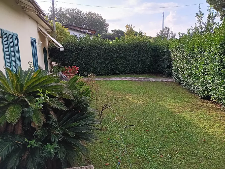 Immagine 1 di Casa bifamiliare in vendita  a Massa