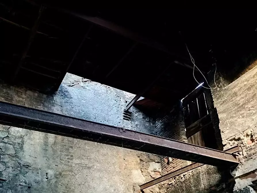 Immagine 11 di Magazzino in vendita  a Vicopisano