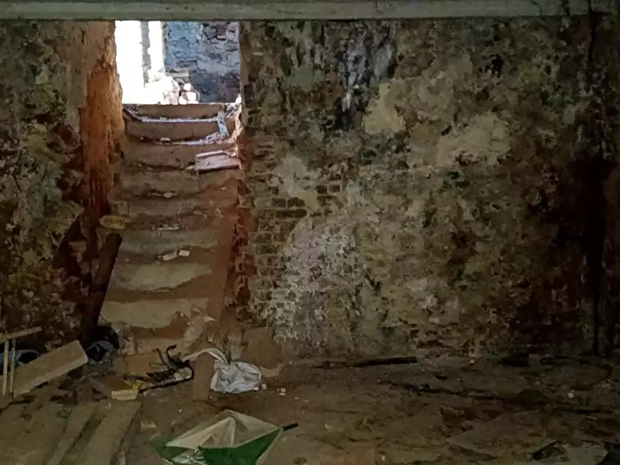 Immagine 22 di Magazzino in vendita  a Vicopisano