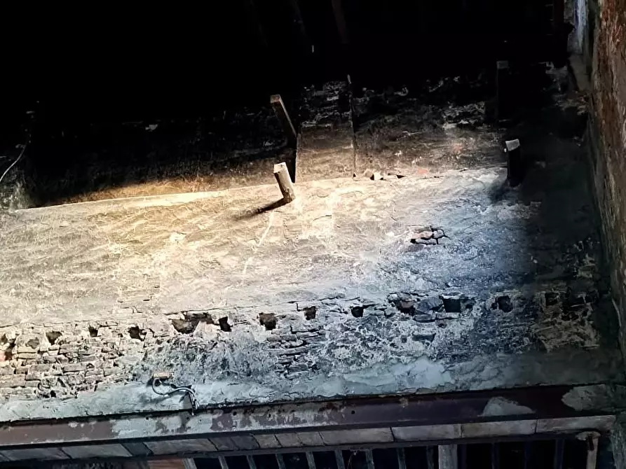 Immagine 16 di Magazzino in vendita  a Vicopisano