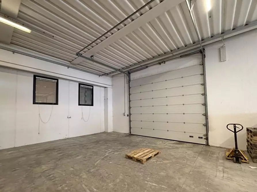Immagine 2 di Attività artigianale in vendita  a Pontedera