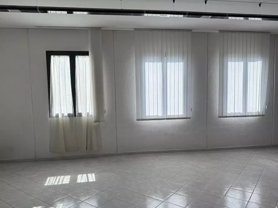 Immagine 15 di Attività artigianale in vendita  a Pontedera