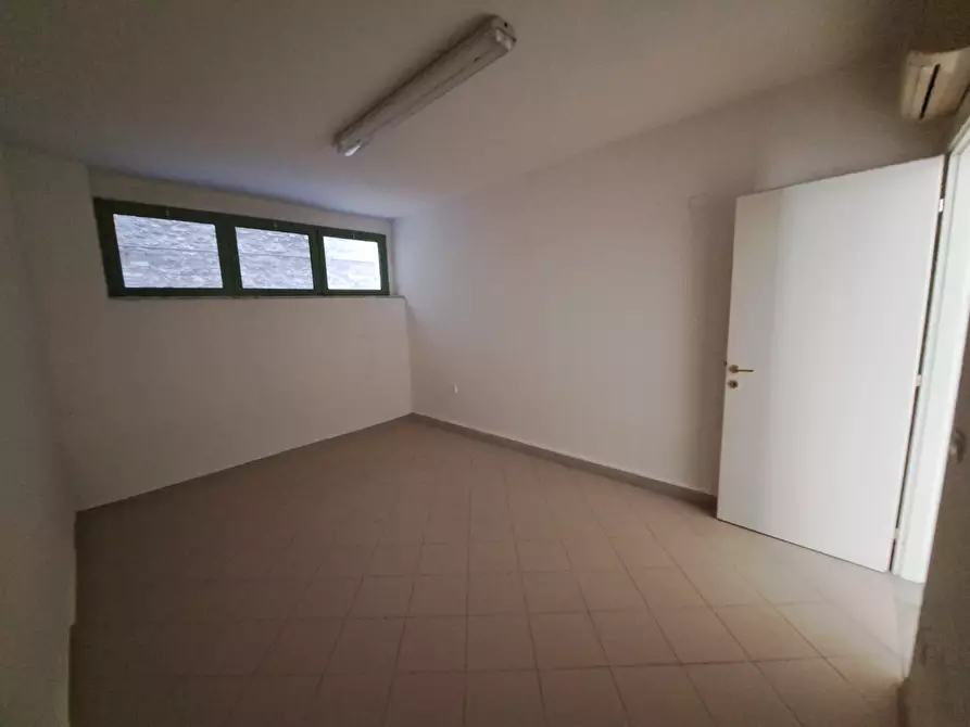 Immagine 4 di Ufficio in vendita  a Carrara