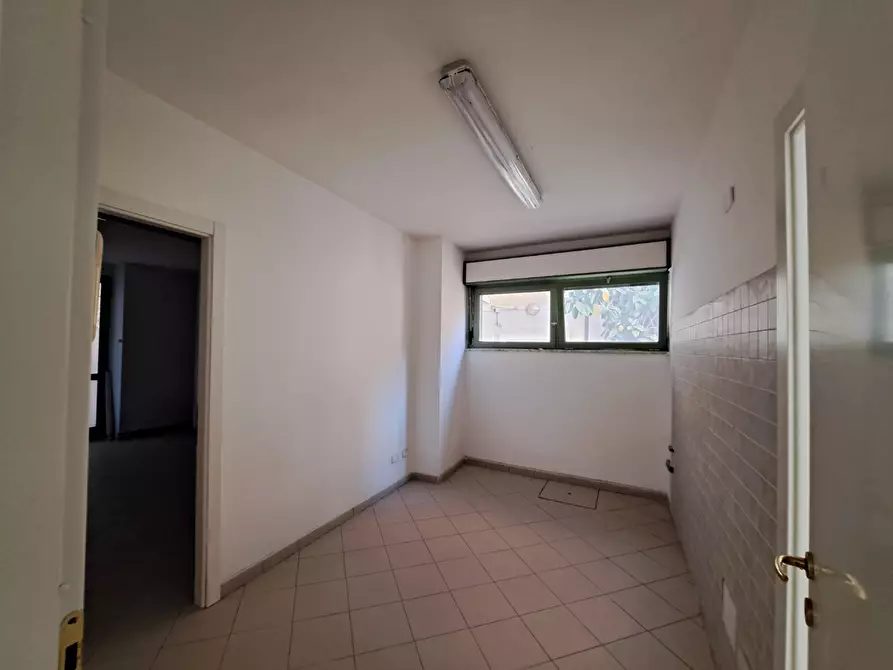Immagine 3 di Ufficio in vendita  a Carrara