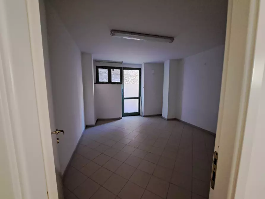 Immagine 2 di Ufficio in vendita  a Carrara