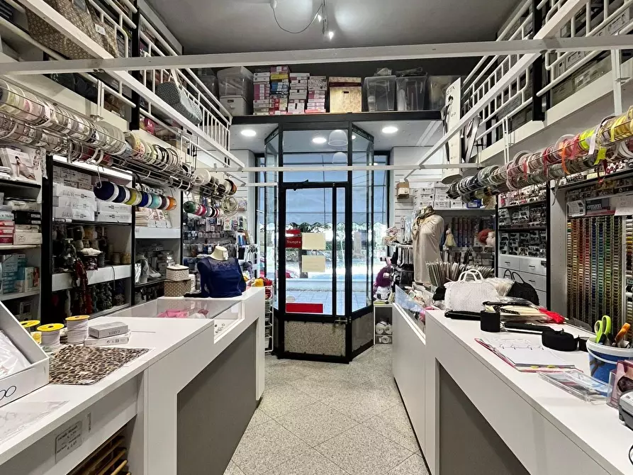 Immagine 3 di Attività commerciale in vendita  a Massa