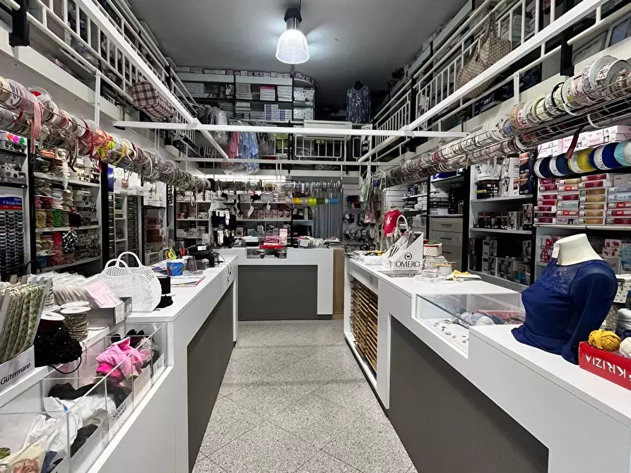 Immagine 4 di Attività commerciale in vendita  a Massa