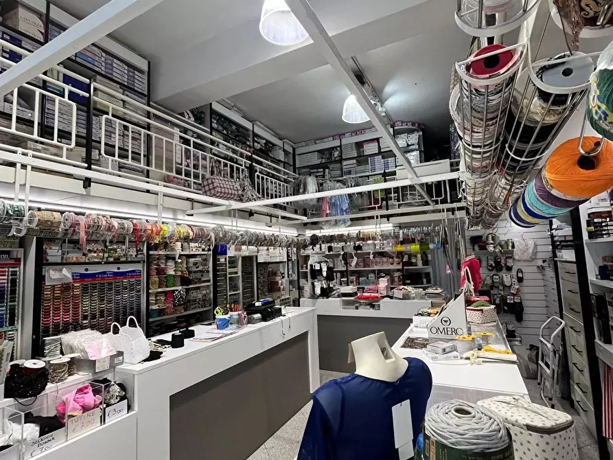 Immagine 2 di Attività commerciale in vendita  a Massa