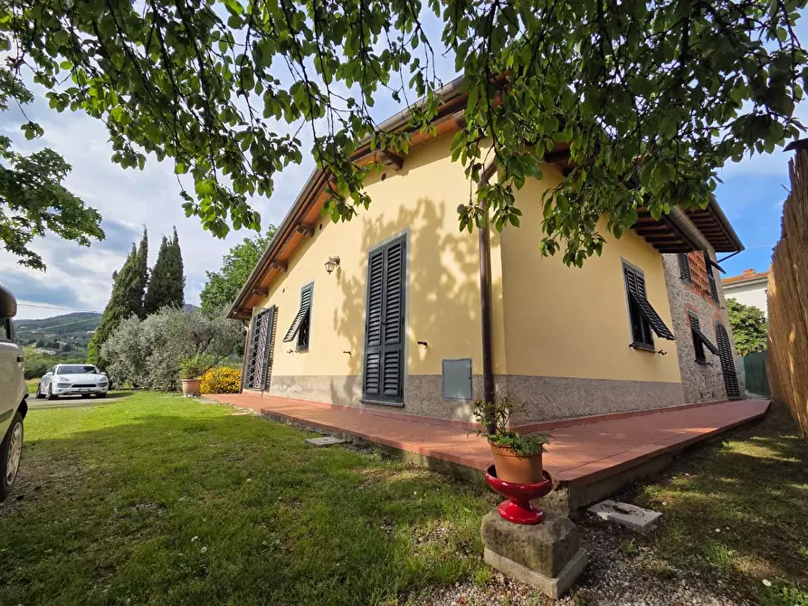 Immagine 65 di Villa in vendita  a Capannori
