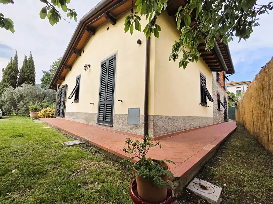 Immagine 68 di Villa in vendita  a Capannori