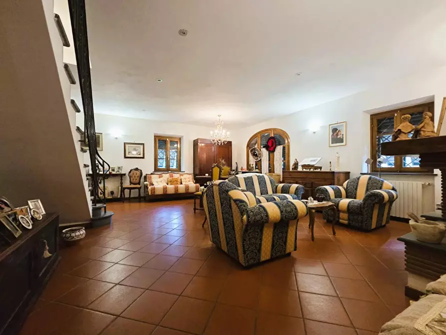 Immagine 4 di Villa in vendita  a Capannori