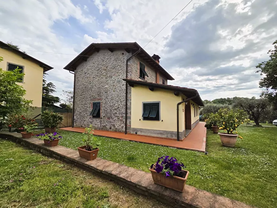 Immagine 46 di Villa in vendita  a Capannori