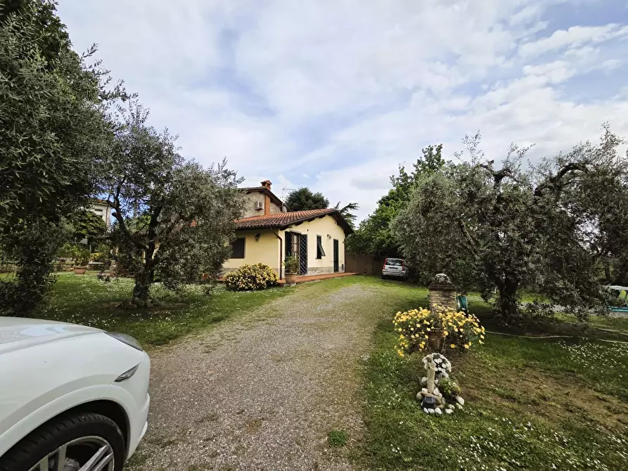 Immagine 54 di Villa in vendita  a Capannori