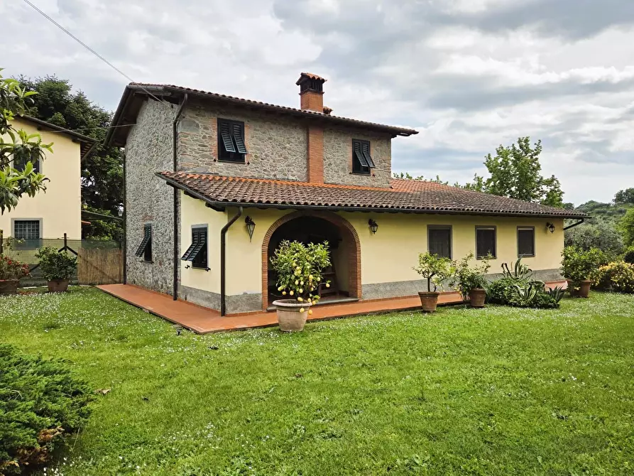Immagine 1 di Villa in vendita  a Capannori