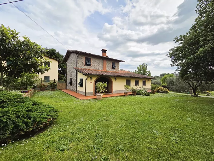 Immagine 42 di Villa in vendita  a Capannori