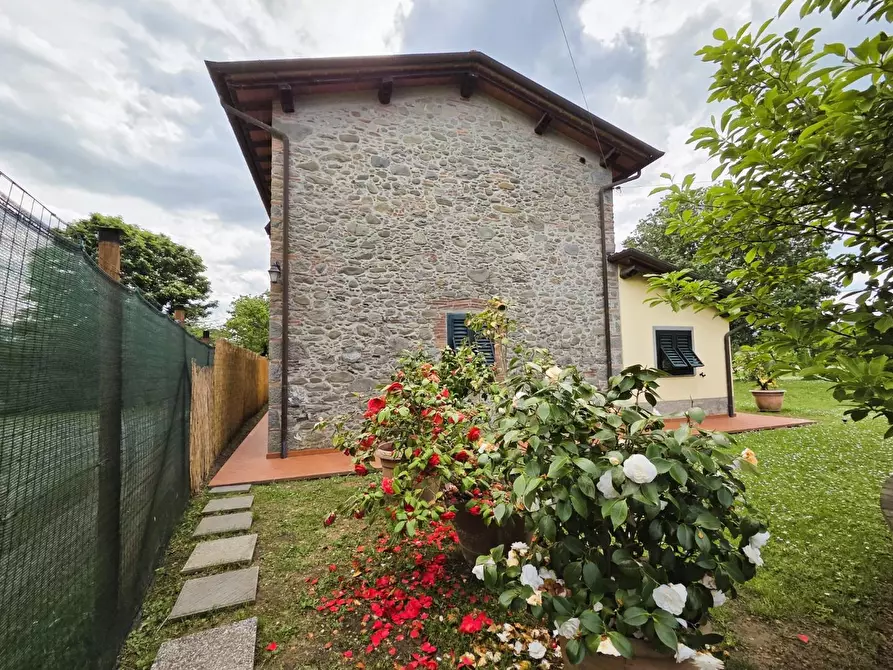 Immagine 50 di Villa in vendita  a Capannori